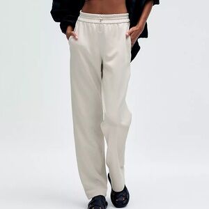 Lululemon Softstreme High-Rise Pant
Regular Bone